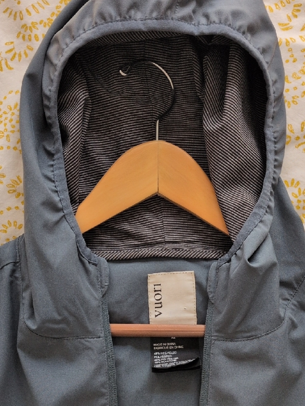 Vuori Men's Slate Gray Hooded Jacket - Picture 6 of 7